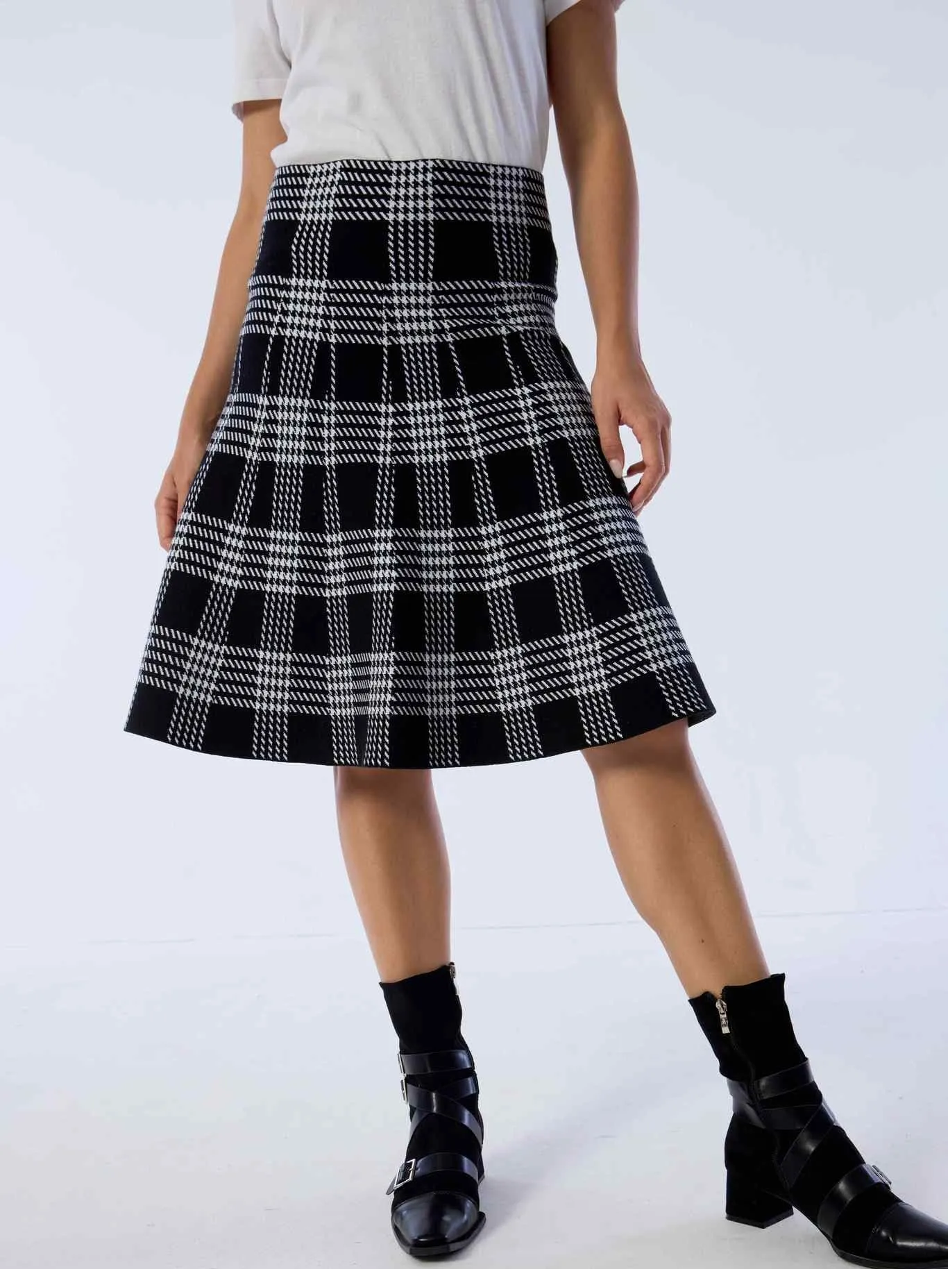 AMAZING MM SKIRT - YEAR ROUND BLACK PLAID